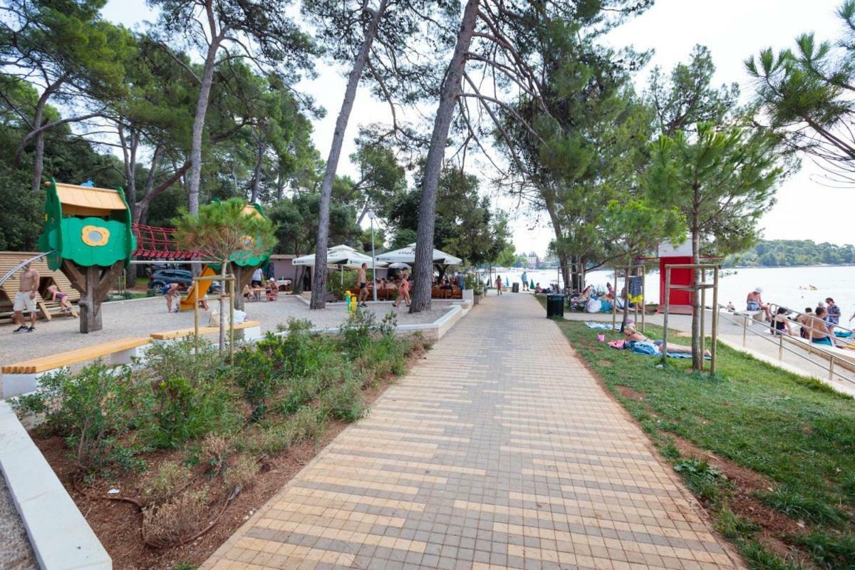 Apartmen Relax 200 M T Beach Rovinj Exterior foto